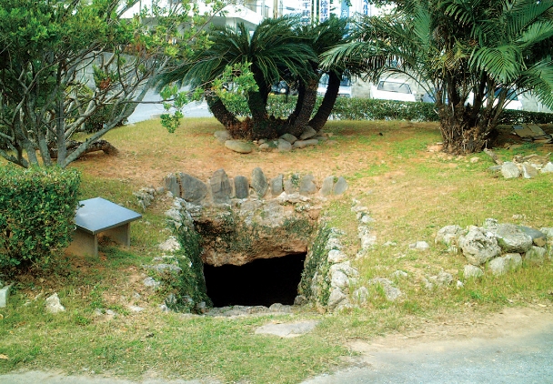 牧港テラブのガマ